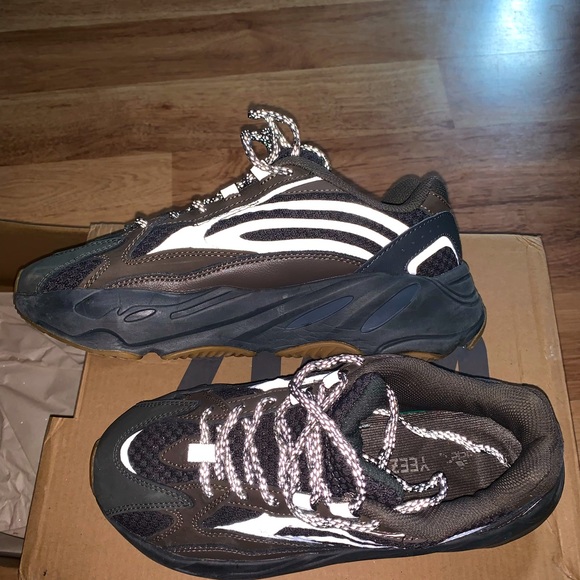Adidas Yeezy Boost 700 V2 Geode 7.5 Womens - Picture 2 of 9